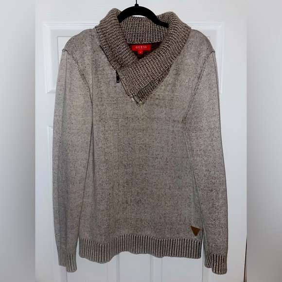 GUESS LOS ANGELES. Material is mostly cotton with some wool and bamboo. Size M - Picture 3 of 10